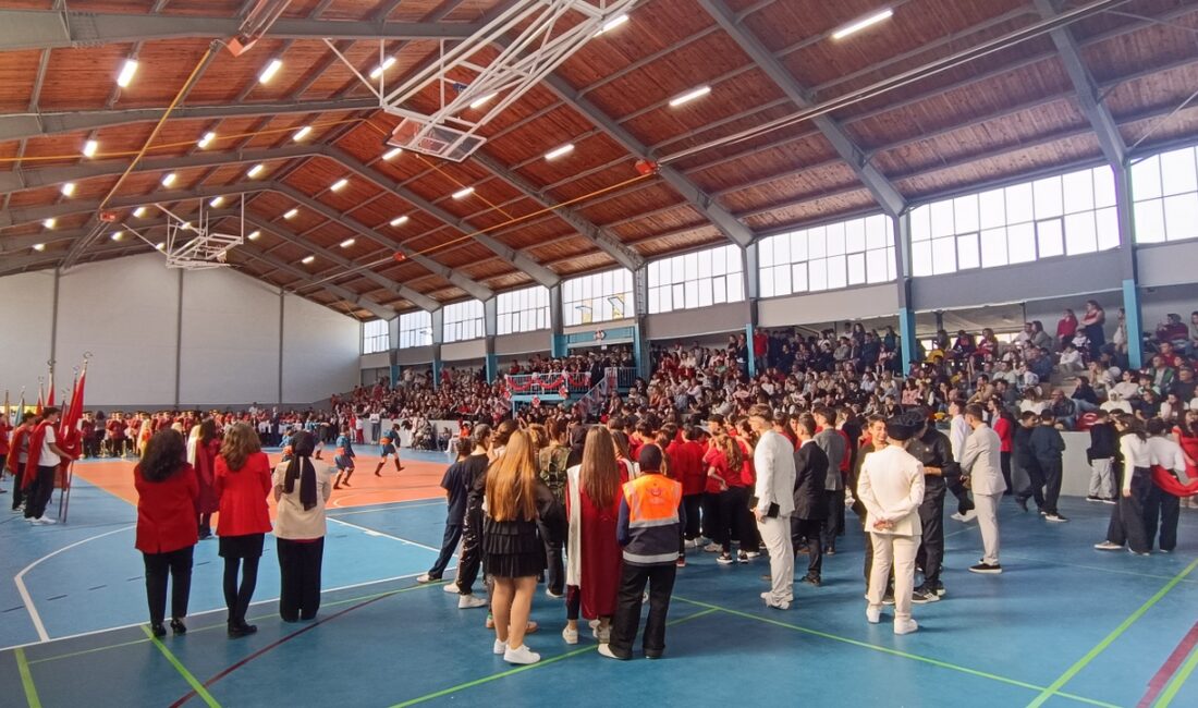 Foça’da Cumhuriyet’in 102’nci yılı, öğrencilerin gösterileri, Jandarma Bandosu’nun konseri ve