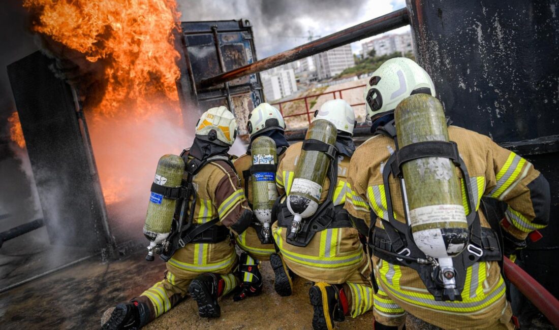İzmir Büyükşehir Belediyesi, 154 yeni itfaiye personelini 8 haftalık kapsamlı
