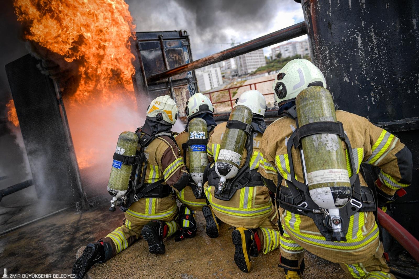 İzmir Büyükşehir Belediyesi, 154 yeni itfaiye personelini 8 haftalık kapsamlı