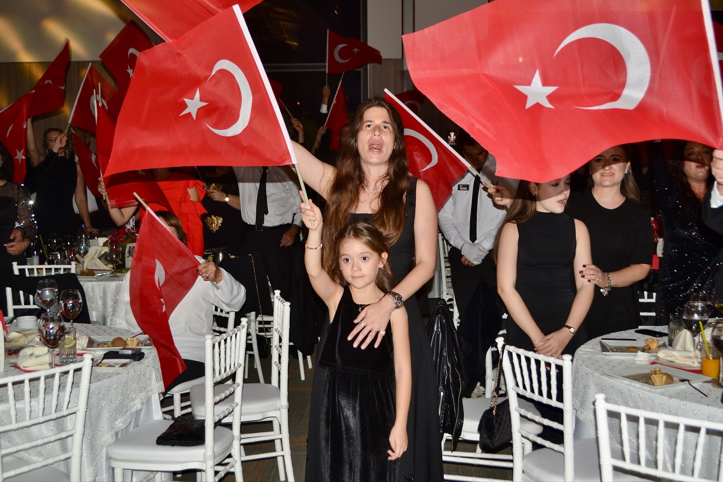 Çeşme Belediyesi’nin ev sahipliğinde Ilıca Otel’de düzenlenen Cumhuriyet Bayramı kutlamasında