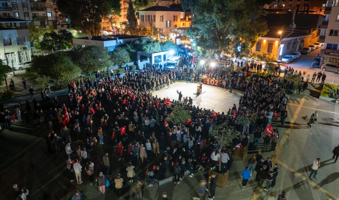 Buca’da binlerce vatandaş, ellerinde Türk bayrakları ve meşalelerle kortej yürüyüşü