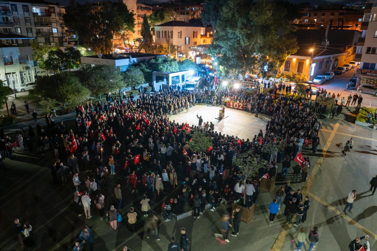 Buca’da binlerce vatandaş, ellerinde Türk bayrakları ve meşalelerle kortej yürüyüşü