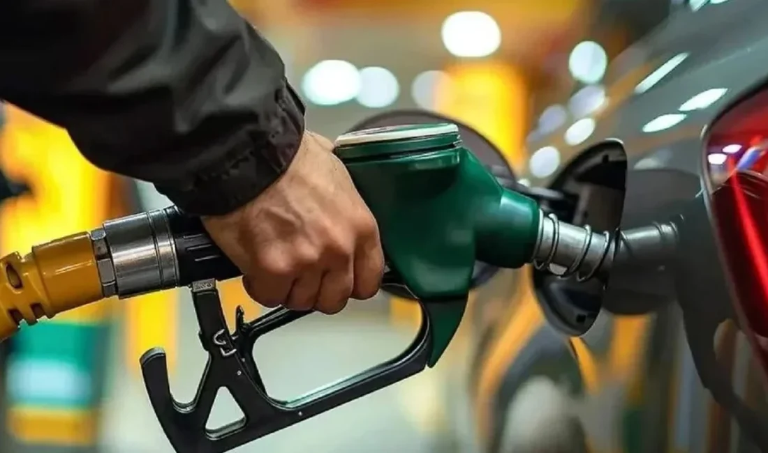 Küresel petrol fiyatlarındaki dalgalanma, akaryakıt pompa fiyatlarını yeniden etkiliyor. Benzinde