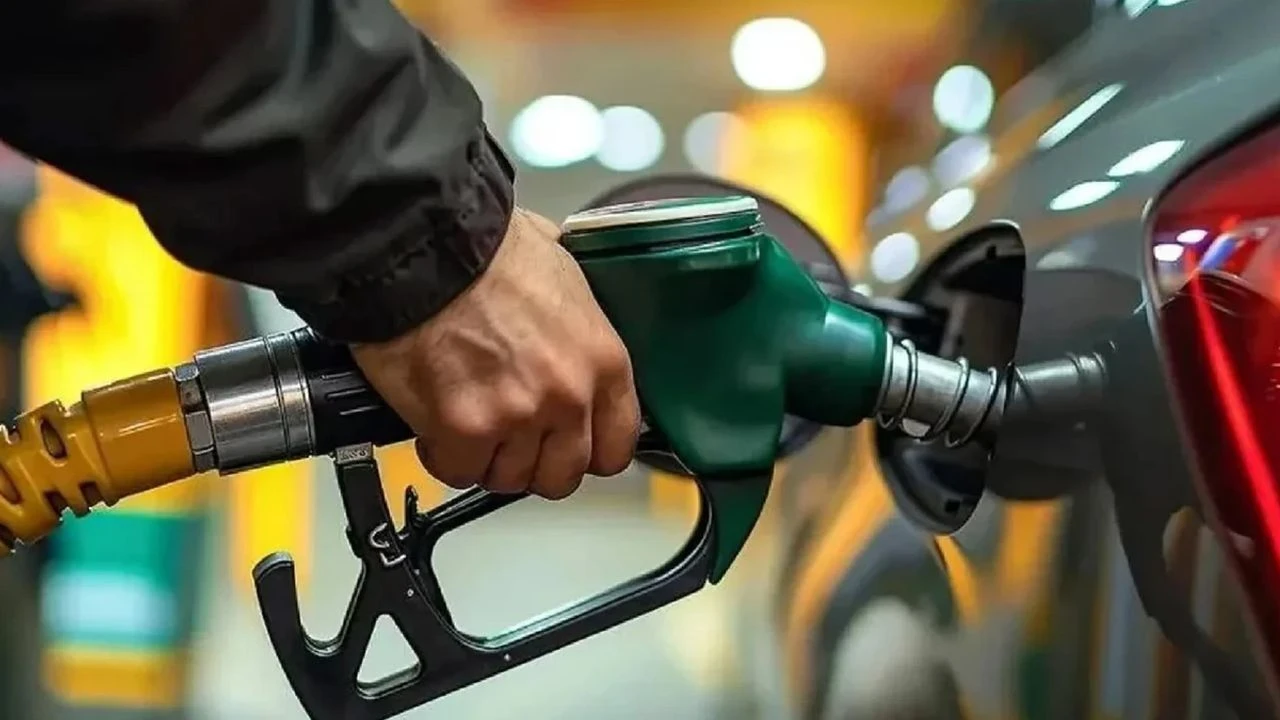Küresel petrol fiyatlarındaki dalgalanma, akaryakıt pompa fiyatlarını yeniden etkiliyor. Benzinde