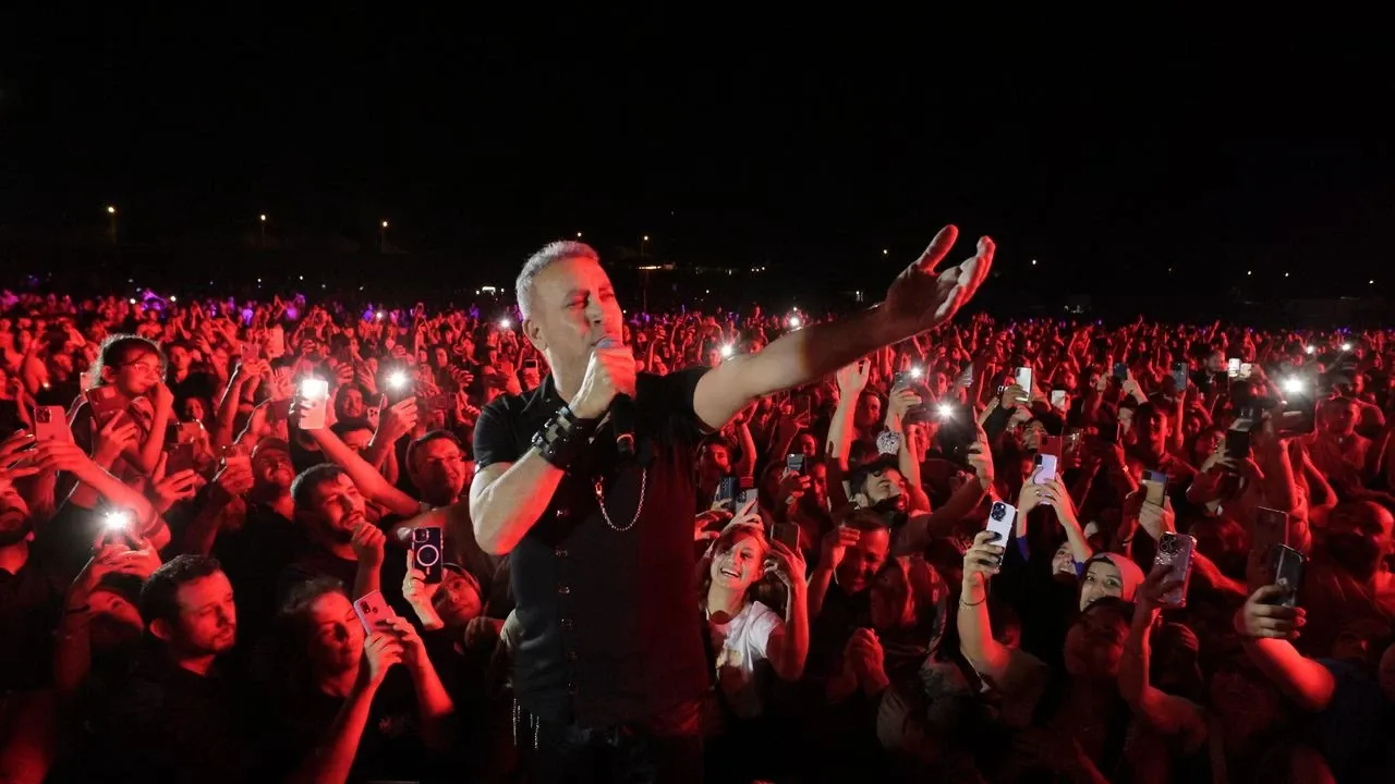 İzmirliler, 29 Ekim Cumhuriyet Bayramı’nda kentte düzenlenecek fener alayı, konserler