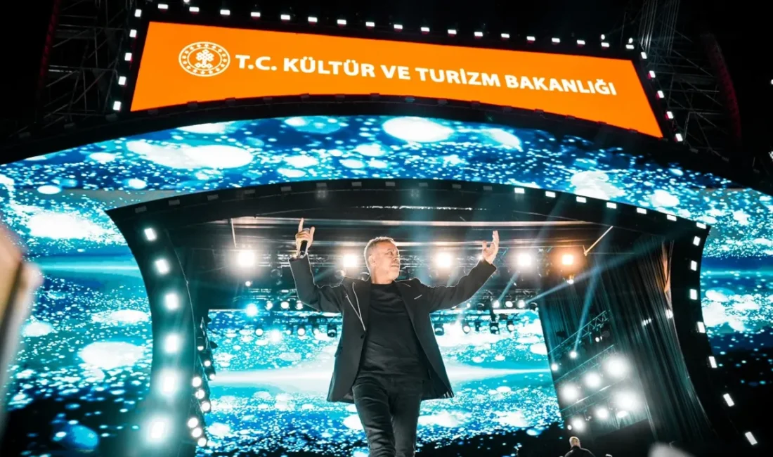 İzmir Kültür Yolu Festivali’ndeki Haluk Levent konseri, yüzlerce bayrak, “İzmir