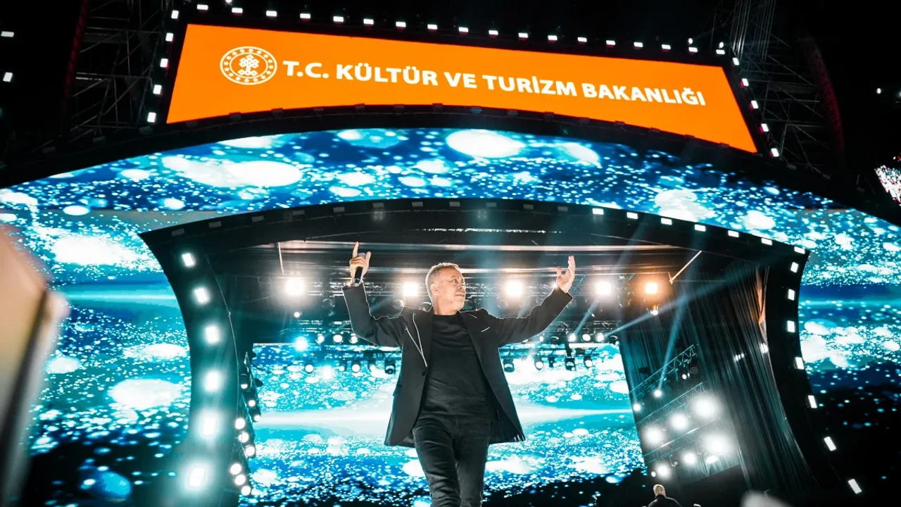 İzmir Kültür Yolu Festivali’ndeki Haluk Levent konseri, yüzlerce bayrak, “İzmir