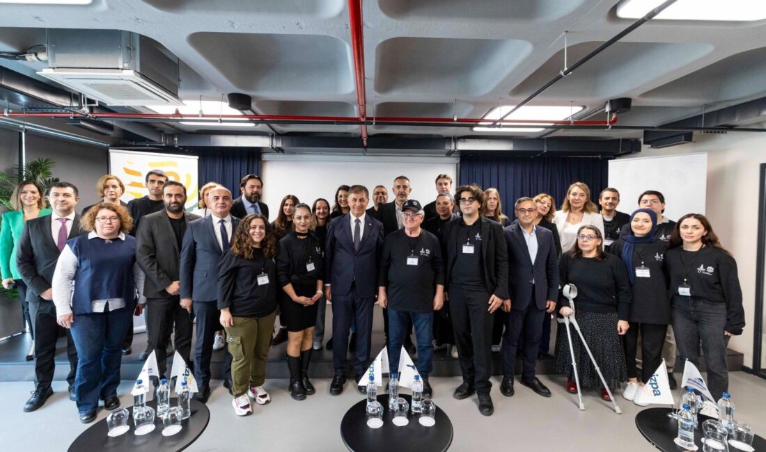 İzmir Büyükşehir Belediye Başkanı Dr. Cemil Tugay’ın, kentin geleceğini İzmirlilerle