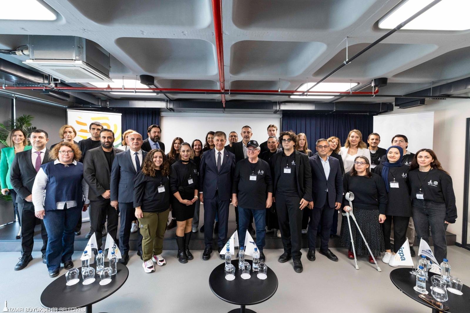 İzmir Büyükşehir Belediye Başkanı Dr. Cemil Tugay’ın, kentin geleceğini İzmirlilerle