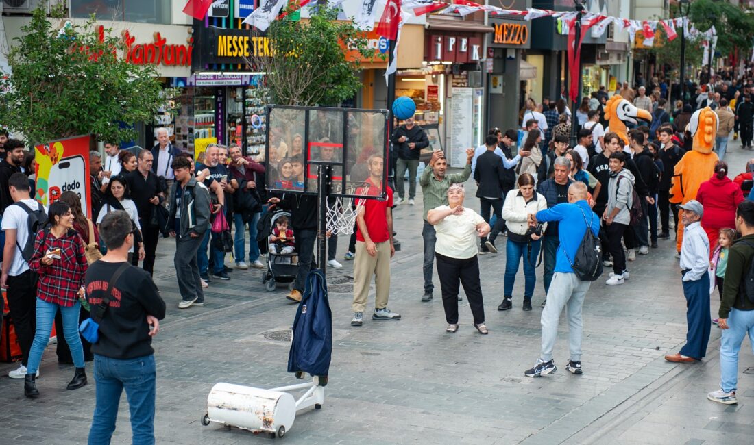 Karşıyaka Belediyesi, Hergele Meydanı’na basketbol potası kurarak vatandaşları spora ve
