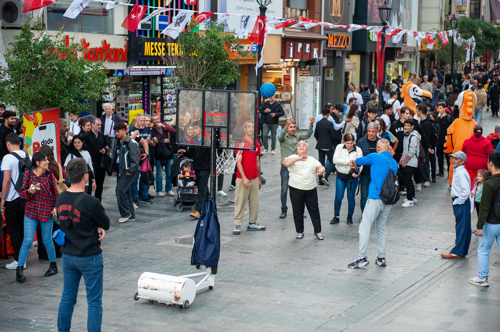 Karşıyaka Belediyesi, Hergele Meydanı’na basketbol potası kurarak vatandaşları spora ve