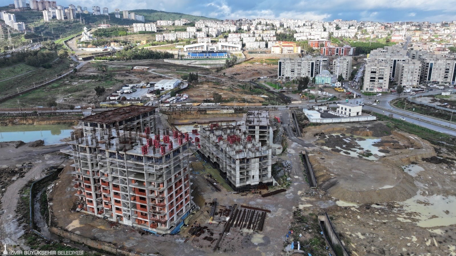 İzmir Büyükşehir Belediyesi’nin yürüttüğü kentsel dönüşüm çalışmalarında kooperatiflerden teslim alınan