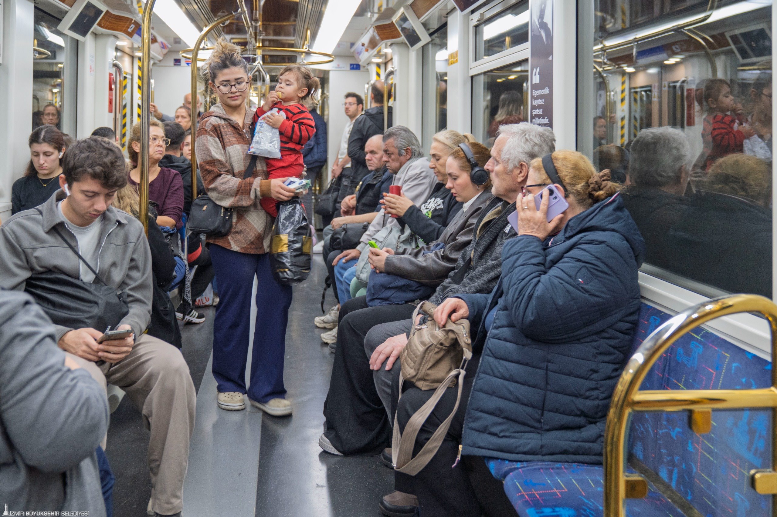 İzmir Büyükşehir Belediyesi, İzmir Metrosu’nda kesintisiz iletişim dönemini başlattı. Metroyu
