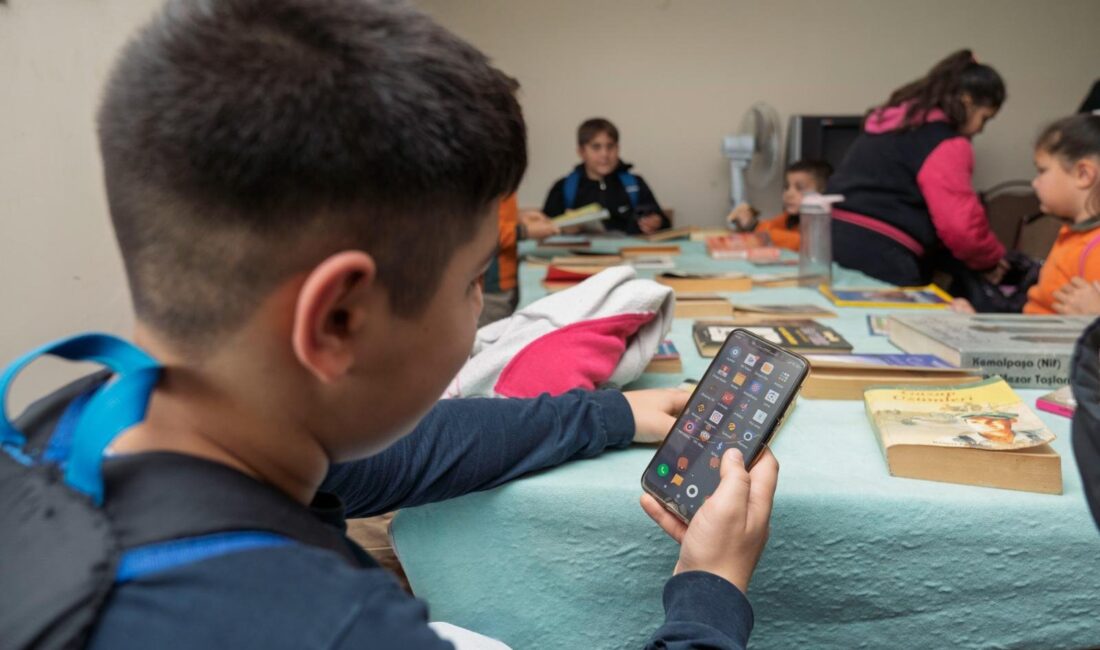 İzmir Büyükşehir Belediyesi, dijital eşitsizliği azaltmak ve herkesin bilgiye erişimini