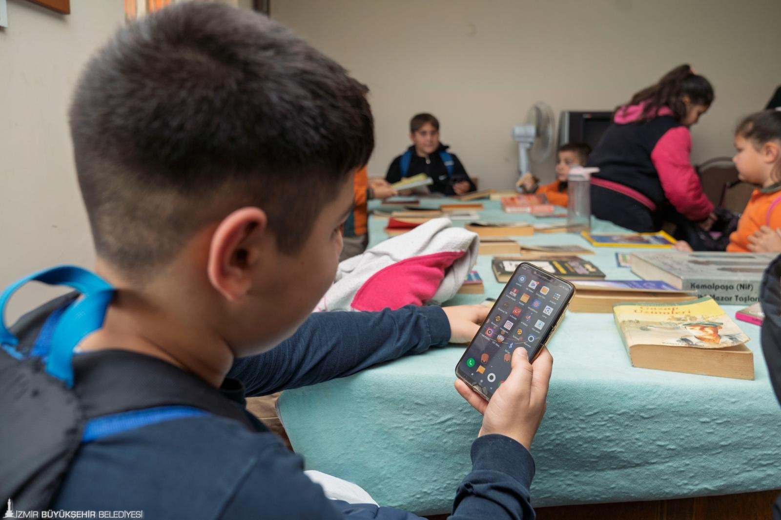 İzmir Büyükşehir Belediyesi, dijital eşitsizliği azaltmak ve herkesin bilgiye erişimini