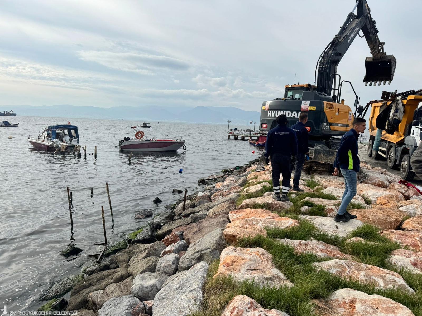 İzmir Büyükşehir Belediyesi, Karşıyaka sahilinde Kıyı ve İmar Kanunu’na aykırı