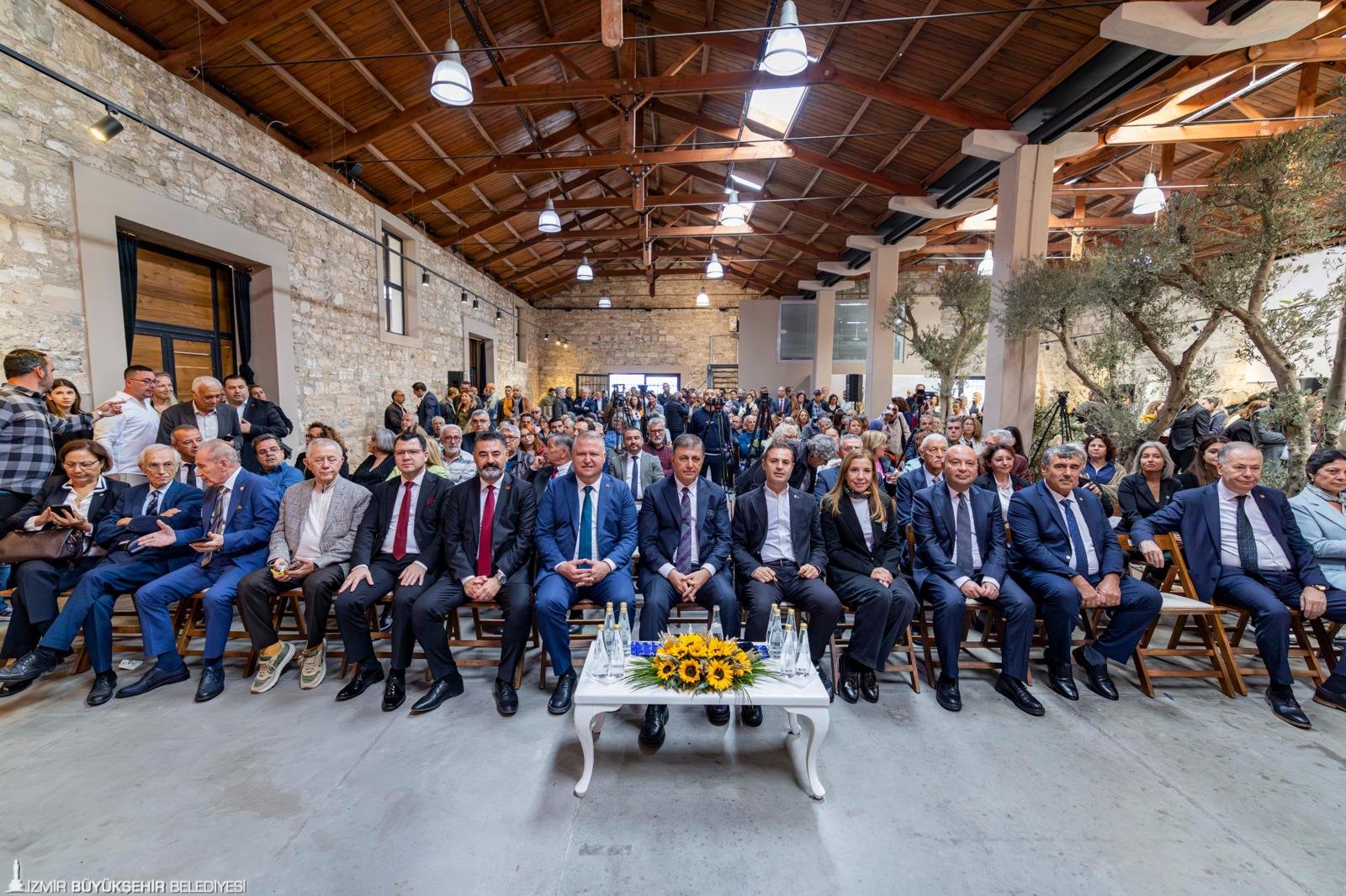 İzmir Büyükşehir Belediye Başkanı Dr. Cemil Tugay, İzmir Büyükşehir Belediyesi