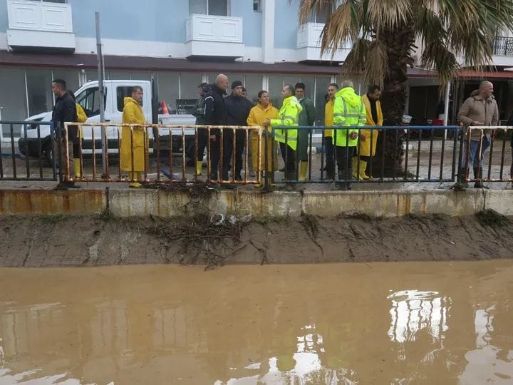 HABER/Sait TEMUR Sabah saatlerinde başlayan şiddetli yağışlar İzmir’in Foça ilçesinde