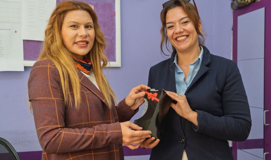 İzmir Büyükşehir Belediyesi 24 Kasım Öğretmenler Günü'nü unutmadı. Kent genelinde