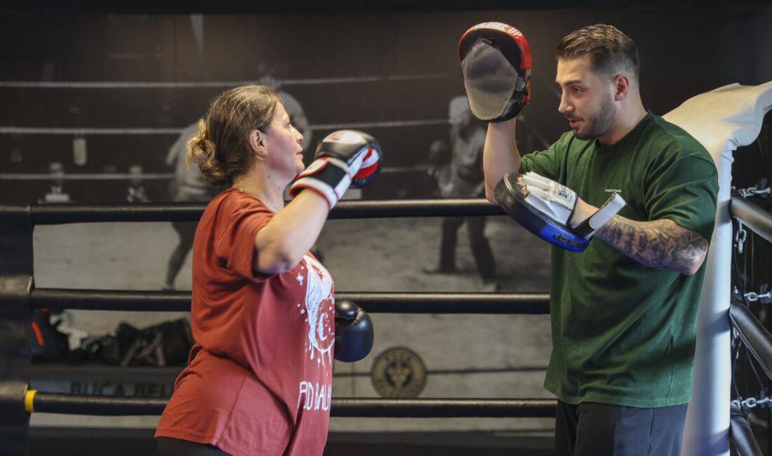 Buca Belediyesi’nin, ücretsiz olarak düzenlediği kick boks dersleri ilçedeki kadınlar