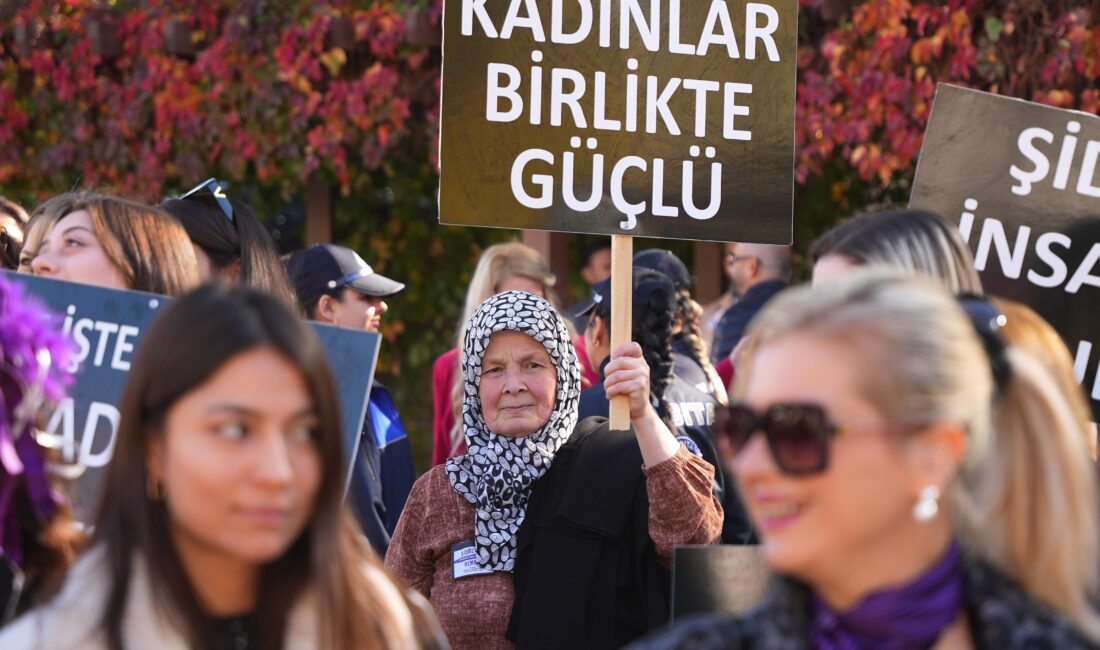 Kemalpaşa Belediyesi’nin düzenlediği farkındalık yürüyüşünde kadınlar “Şiddete Hayır” mesajı verdi