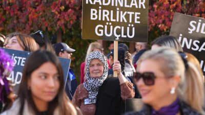 Kemalpaşa Belediyesi’nin düzenlediği farkındalık yürüyüşünde kadınlar “Şiddete Hayır” mesajı verdi