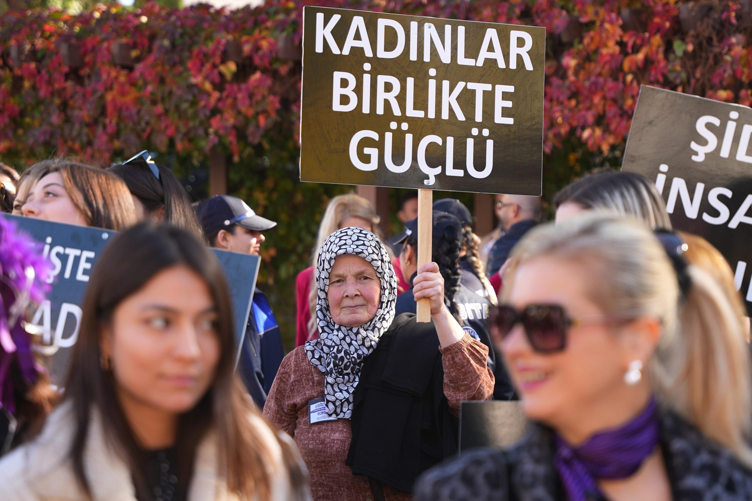 Kemalpaşa Belediyesi’nin düzenlediği farkındalık yürüyüşünde kadınlar “Şiddete Hayır” mesajı verdi