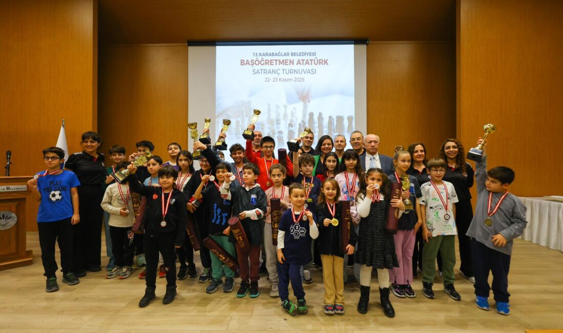 Karabağlar Belediyesi, 24 Kasım Öğretmenler Günü etkinlikleri kapsamında Başöğretmen Atatürk