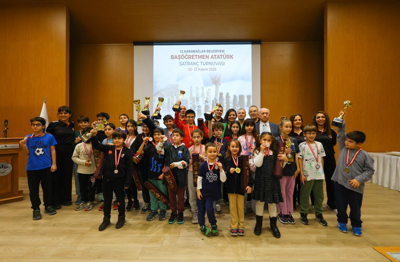 Karabağlar Belediyesi, 24 Kasım Öğretmenler Günü etkinlikleri kapsamında Başöğretmen Atatürk