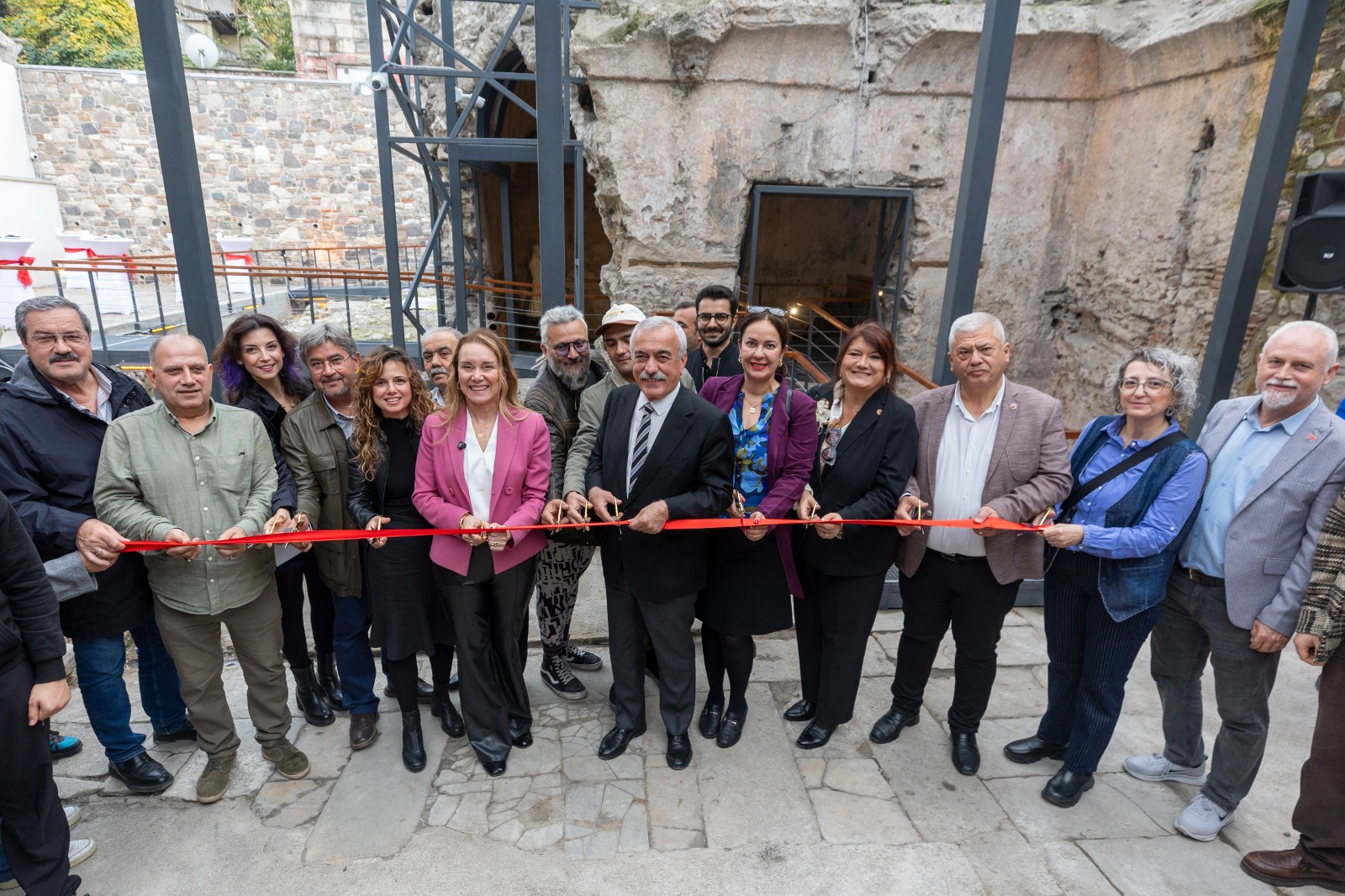 Konak Belediyesi’nin restore ettiği tarihi Kıllıoğlu Hamamı, ‘Boşluk – Aralık