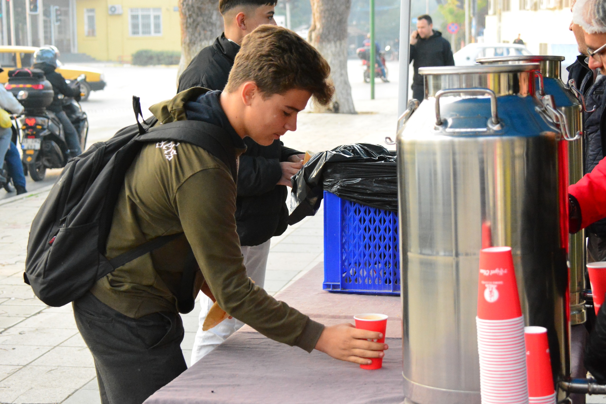 Ödemiş Belediyesi, sosyal belediyecilik anlayışı doğrultusunda hayata geçirdiği bardakta çorba