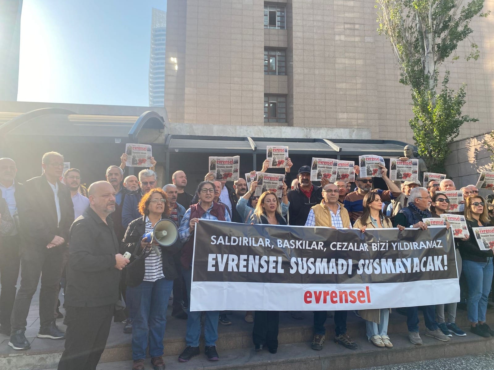 Evrensel Gazetesi’nin İzmir Bürosu’na 13 Ağustos gecesi düzenlenen silahlı saldırının