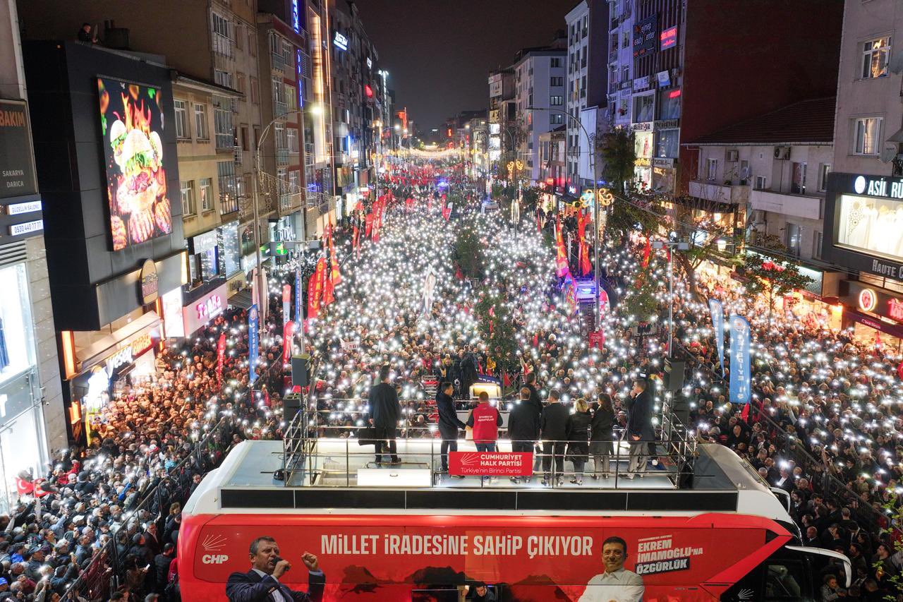 Cumhuriyet Halk Partisi (CHP) Genel Başkanı Özgür Özel, Ümraniye'de gerçekleşen