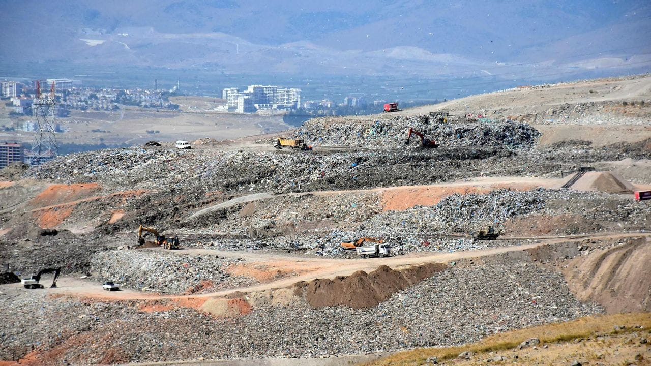 ÇHTM kurulduğu günden bu yana, mahallelerde açılan tarikat yurtlarına, okullardaki
