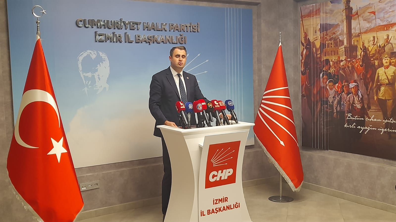 Cumhuriyet Halk Partisi İzmir İl Başkanı Çağatay Güç İl merkezinde