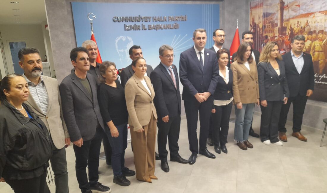 Cumhuriyet Halk Partisi İzmir İl Başkanı Çağatay Güç basın mensuplarıyla