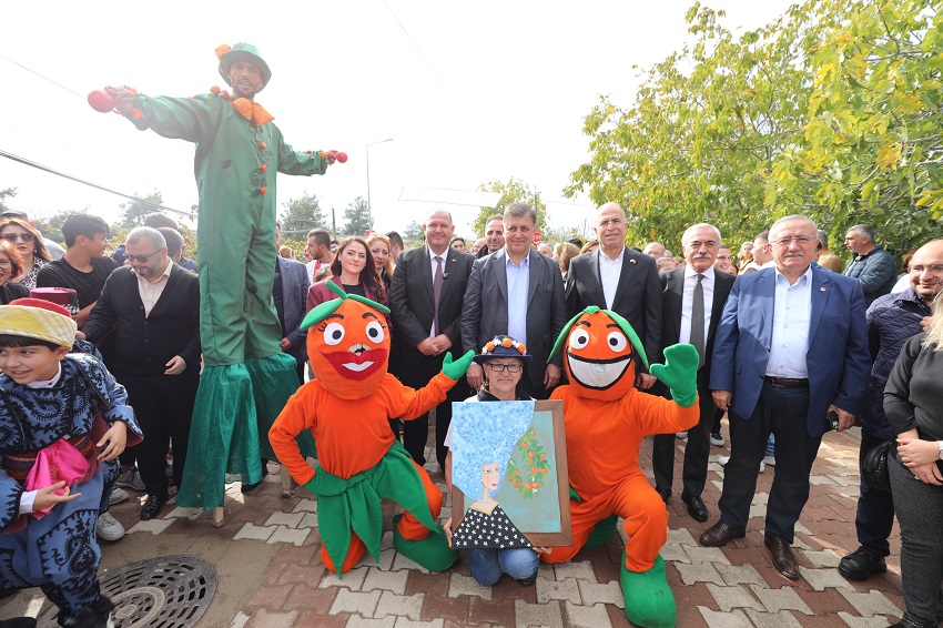 Menderes Belediyesi Geleneksel Mandalina Festivali 14-15-16 Kasım tarihlerinde
gerçekleşecek.
