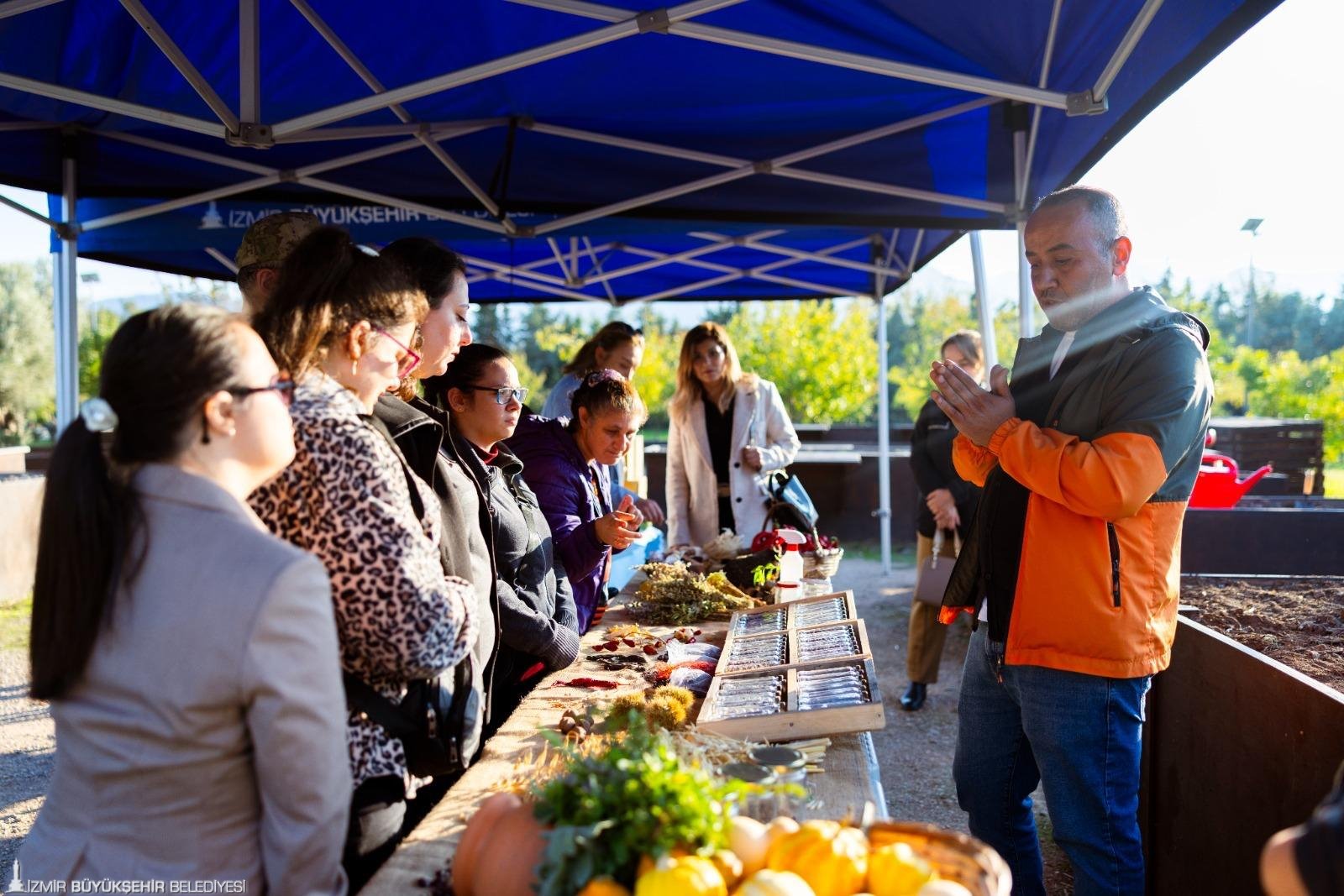 İzmir Büyükşehir Belediyesi’nin “Parkta Etkinlik Var” projesi kapsamında düzenlediği “Tohumdan
