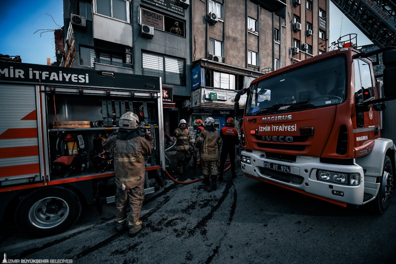 İş hanını alevler sardı, itfaiye 12 kişiyi kurtardı
