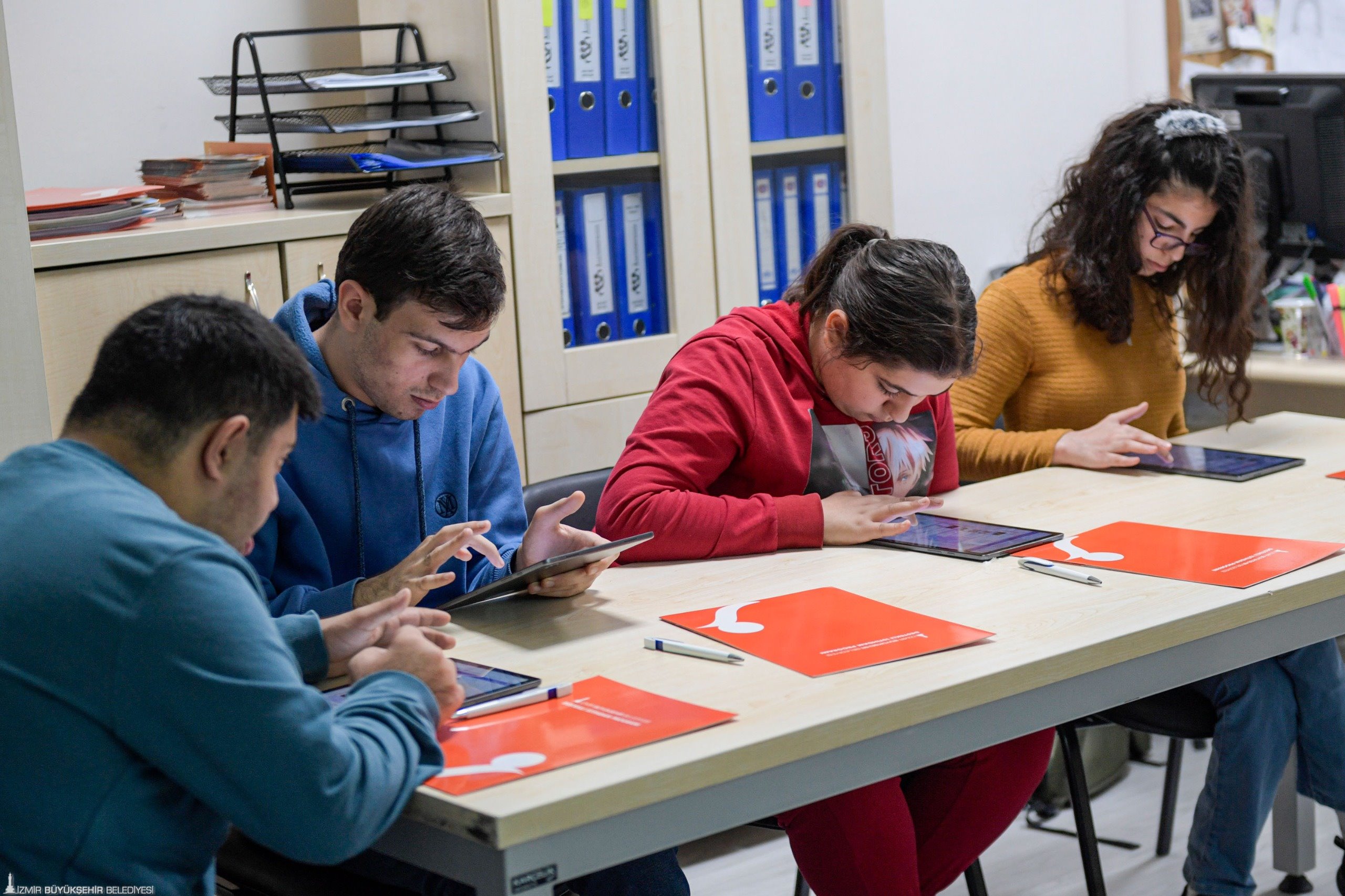 İzmir Büyükşehir Belediyesi, engellilerin istihdam edilmesi ve iş sürecinde iş