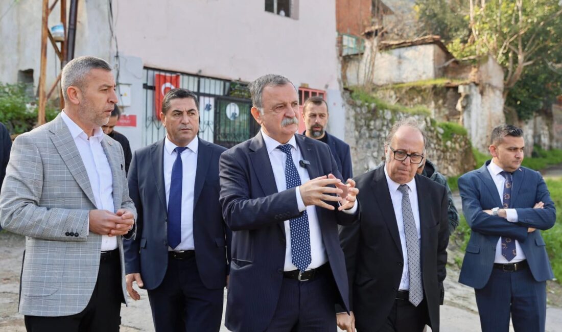 HABER/Sait TEMUR Manisa’nın Yunusemre Belediye Başkanı Semih Balaban, makamda oturmak