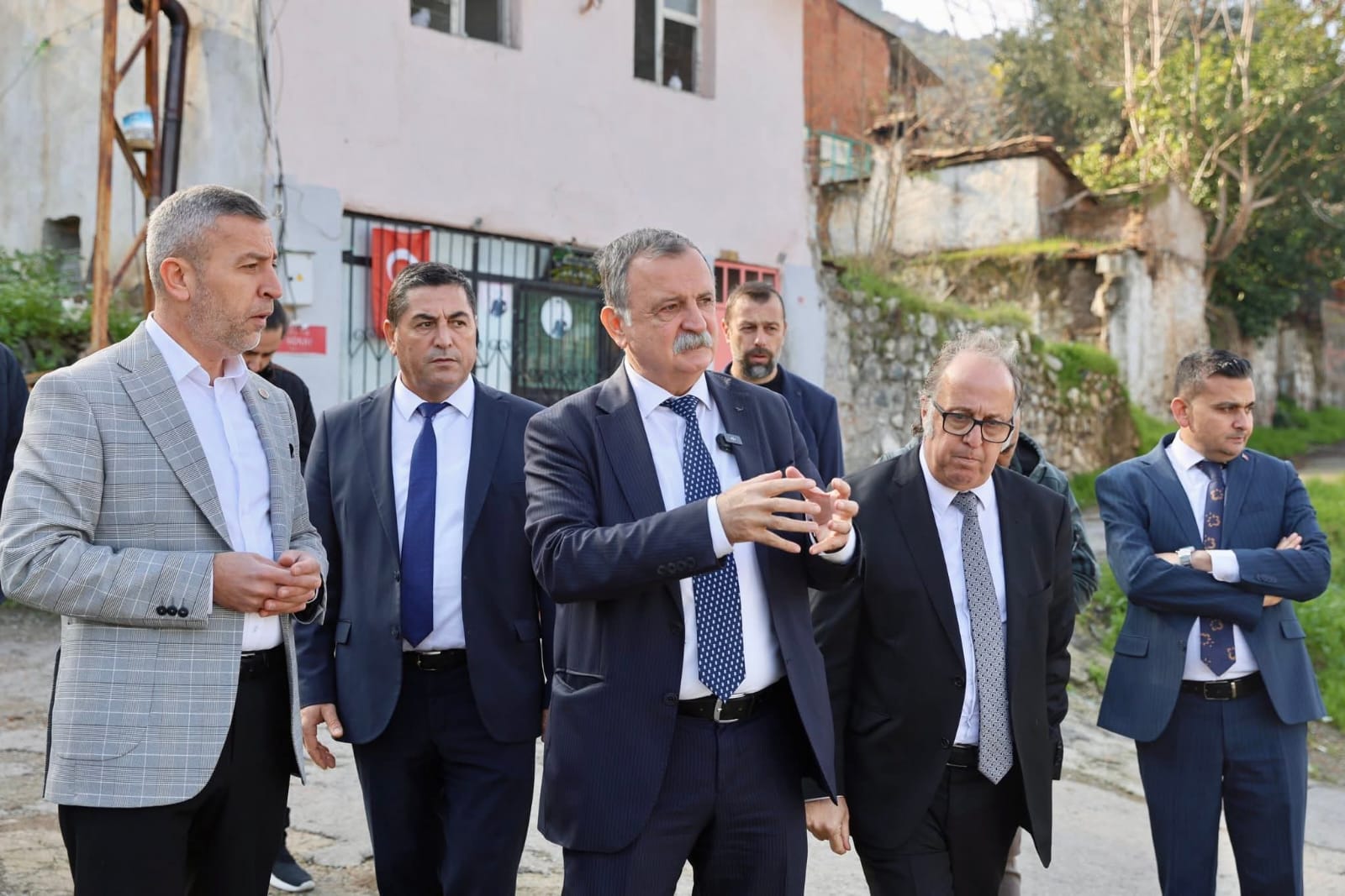 HABER/Sait TEMUR Manisa’nın Yunusemre Belediye Başkanı Semih Balaban, makamda oturmak