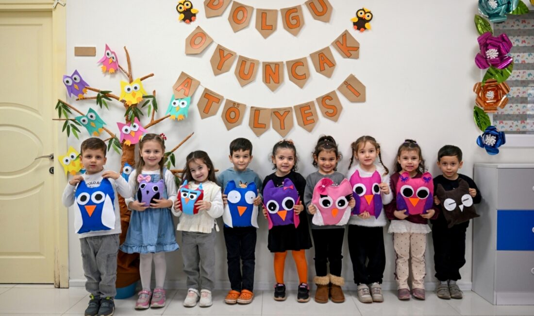 Bornovalı çocuklar, Yerel Tohum Merkezi’nde düzenlenen etkinlikte tohum topu yapmayı