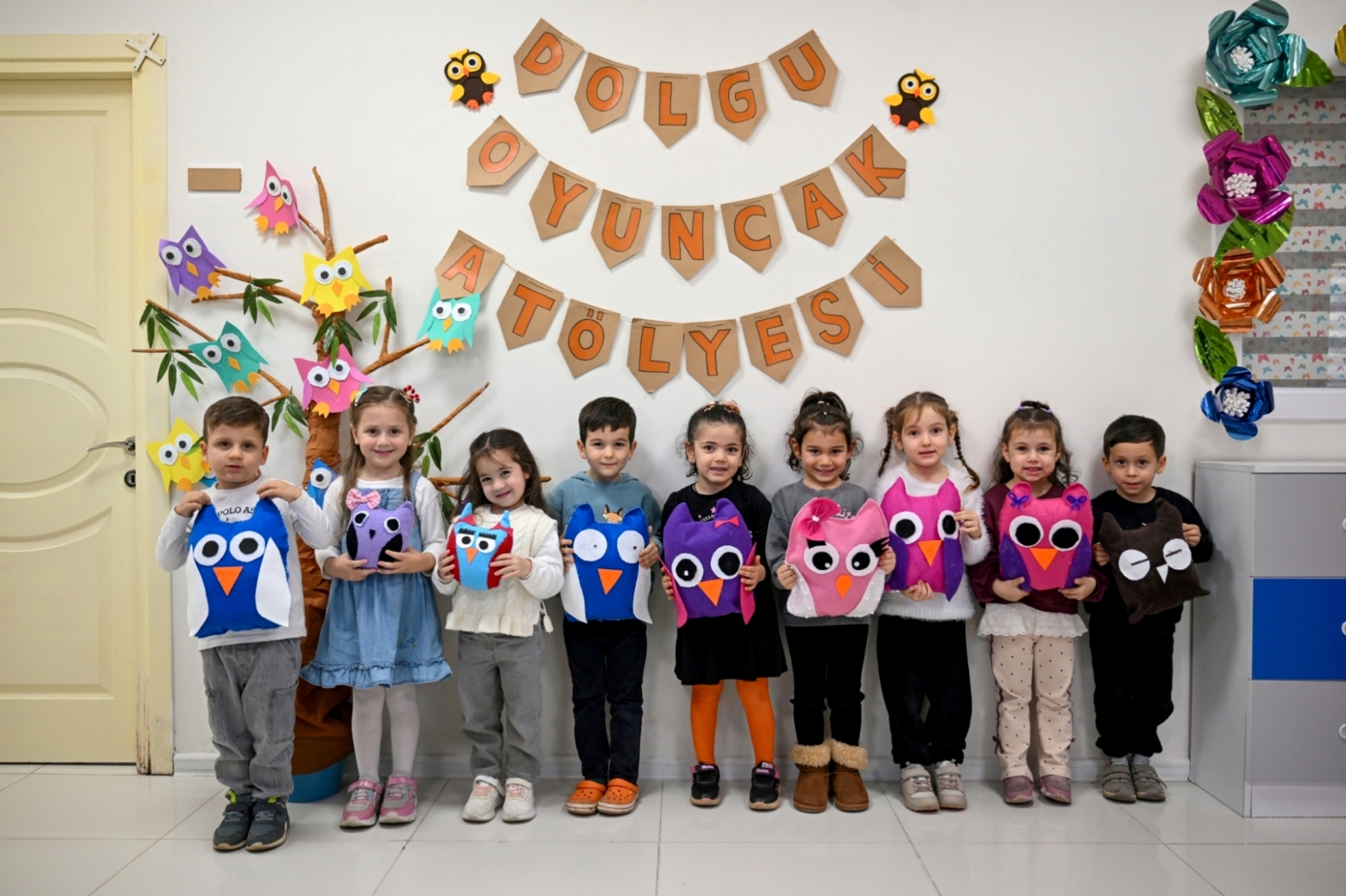 Bornovalı çocuklar, Yerel Tohum Merkezi’nde düzenlenen etkinlikte tohum topu yapmayı