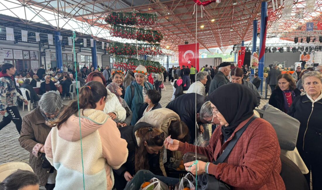 Seferihisar’da 9 yaşındaki Ferit, evinin önüne kurduğu küçük mandalina standıyla