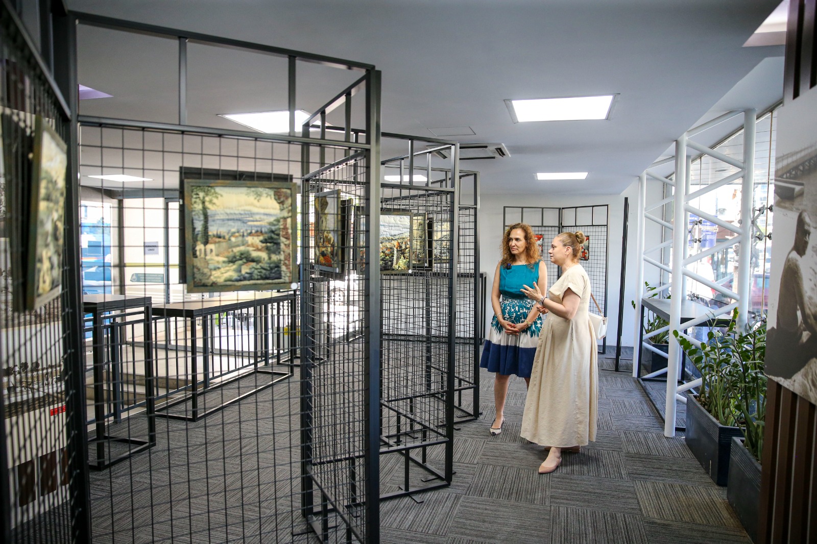 Karşıyaka Belediyesi, ana hizmet binasının giriş katında yer alan Galeri