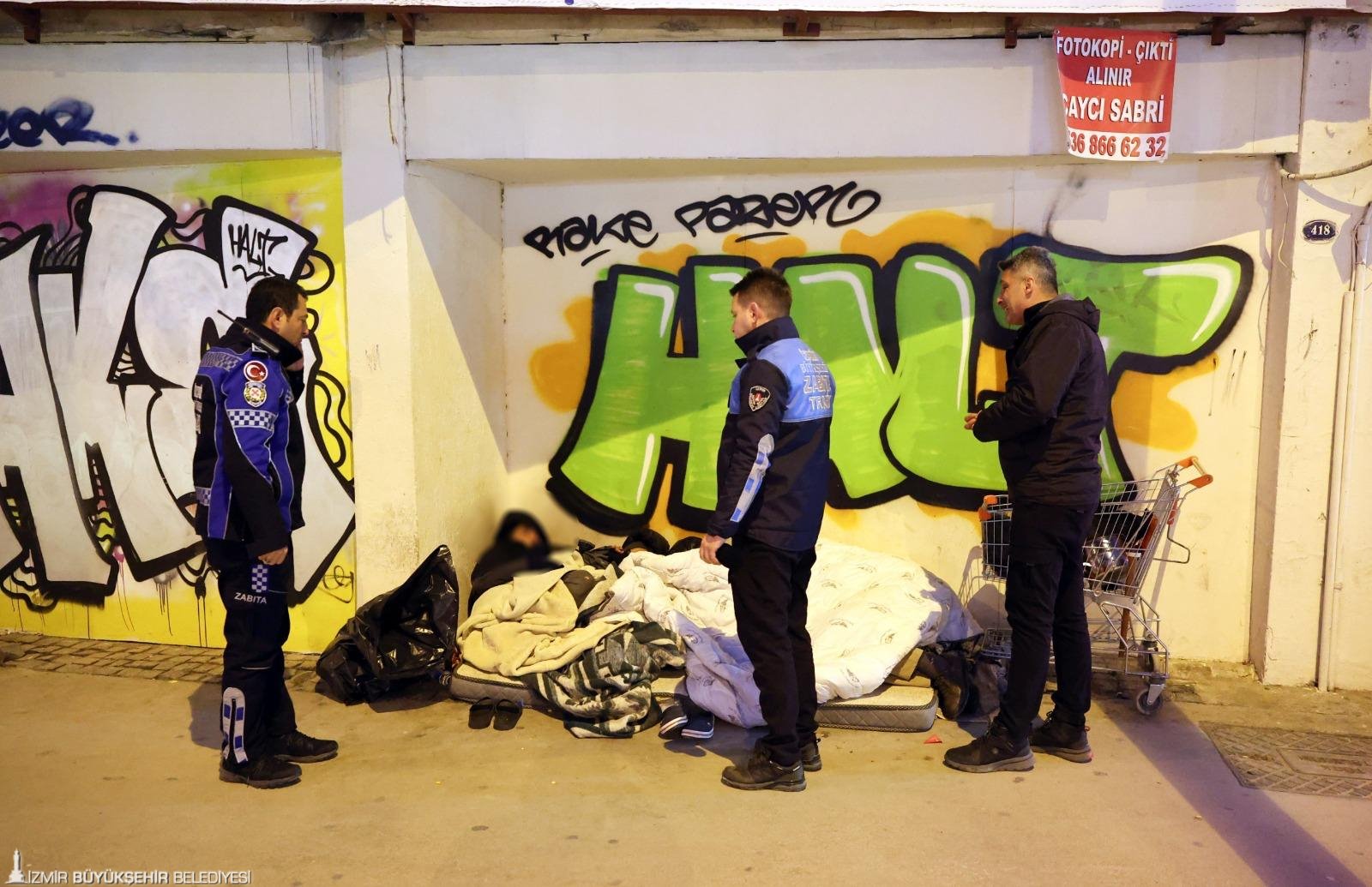 Soğukların etkisini artırdığı İzmir’de Büyükşehir Belediyesi ekipleri sokakta yaşadığı tespit