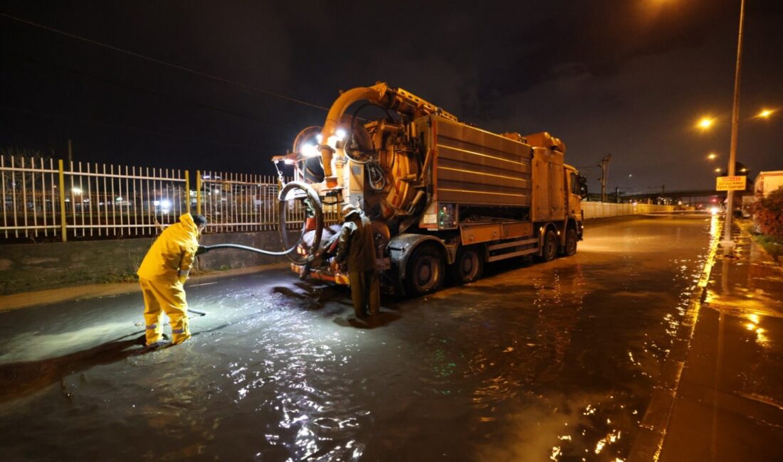 İzmir Büyükşehir Belediyesi ekipleri sağanak yağış nedeniyle seferber oldu
