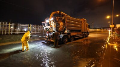 İzmir Büyükşehir Belediyesi ekipleri sağanak yağış nedeniyle seferber oldu
