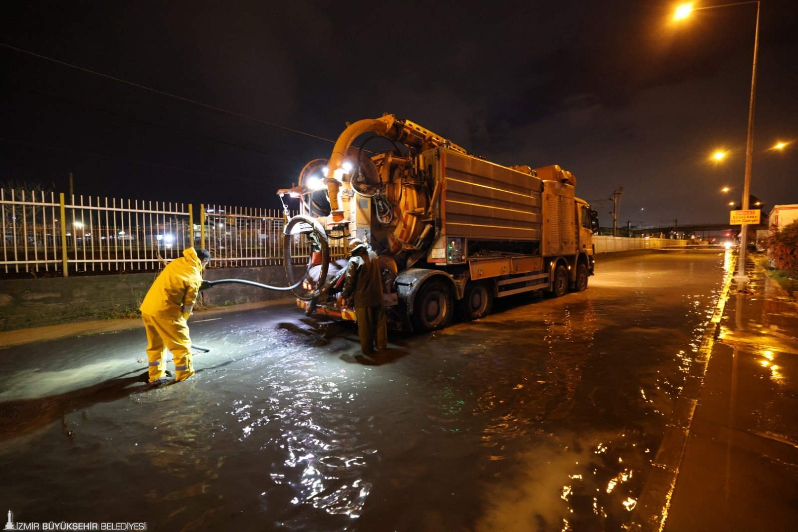 İzmir Büyükşehir Belediyesi ekipleri sağanak yağış nedeniyle seferber oldu
